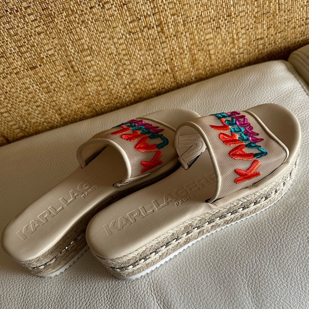 New Karl Lagerfeld Paris Kamara Embroidered Platform slide. Size 8.